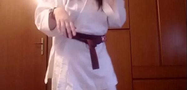  Sono la tua insegnante di Karate e voglio dominarti come un piccolo verme